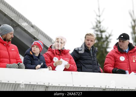 Die norwegische Königsfamilie besucht Holmenkollen bei der Ski-WM und beobachtet die Sprungschanze. Von links: Kronprinz Haakon, Prinzessin Ingrid Alexandra, Kronprinzessin Mette Marit, Marius Hoiby und König Harald. Stockfoto