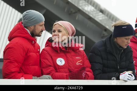 Die norwegische Königsfamilie besucht Holmenkollen bei der Ski-WM und beobachtet die Sprungschanze. Von links: Kronprinz Haakon, Kronprinzessin Mette Marit und Marius Hoiby. Stockfoto