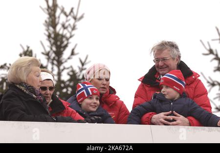 Die norwegische Königsfamilie besucht Holmenkollen bei der Ski-WM und beobachtet die Sprungschanze. Von links: Prinzessin Beatrix von Holland, Königin Sonja, Kronprinzessin Mette Marit., Prinzessin Ingrid Alexandra und Prinz Sverre Magnus. Hinter ihnen ist Fabian Stang, Bürgermeister von Oslo. Stockfoto