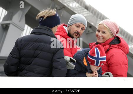 Die norwegische Königsfamilie besucht Holmenkollen beim Ski World Cup und beobachtet die Schanze: Von links: Marius Hoiby, Kronprinz Haakon, Prinz Sverre Magnus und Kronprinzessin Mette Marit. Stockfoto