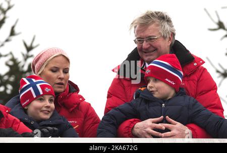 Die norwegische Königsfamilie besucht Holmenkollen bei der Ski-WM und beobachtet die Sprungschanze. Prinz Sverre Magnus und Prinzessin Ingrid Alexandra streiten sich. Hinter ihnen sind Fabian Stang, Bürgermeister von Oslo und Kronprinzessin Mette Marit. Stockfoto