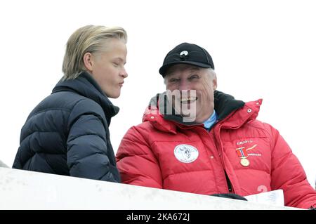 Die norwegische Königsfamilie besucht den Holmenkollen beim Ski World Cup und schaut sich die Schanze an: Marius Hoiby und König Harald. Stockfoto