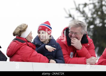 Die norwegische Königsfamilie besucht Holmenkollen bei der Ski-WM und beobachtet die Sprungschanze. Von links: Königin Sonja, Prinzessin Ingrid Alexandra und Fabian Stang, Bürgermeister von Oslo. Stockfoto