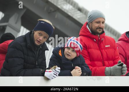 Die norwegische Königsfamilie besucht Holmenkollen bei der Ski-WM und beobachtet die Sprungschanze. Von links: Marius Hoiby, Prinz Sverre Magnus und Kronprinz Haakon. Stockfoto