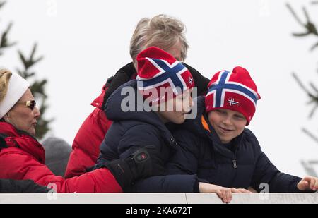 Die norwegische Königsfamilie besucht Holmenkollen bei der Ski-WM und beobachtet die Sprungschanze. Prinz Sverre Magnus und Prinzessin Ingrid Alexandra streiten sich. Hinter ihnen ist Fabian Stang, Bürgermeister von Oslo. Königin Sonja links. Stockfoto