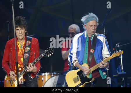 Ronnie Wood und Keith Richards von den Rolling Stones treten am Montag, den 26. Mai 2014, bei einem Konzert in der Telenor Arena in Fornebu in Baerum südlich von Oslo auf. Stockfoto