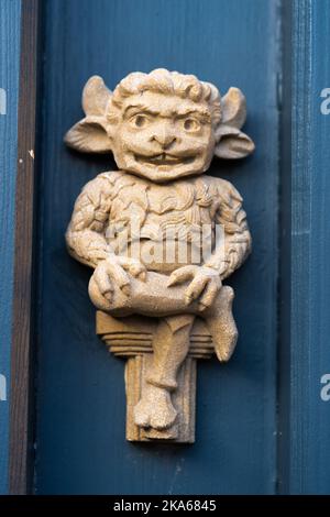 Legende des Lincoln Imp, Lincoln Cathedral, Orte in ganz Lincolnshire, alte Legende, Teufel schickte seine Imps, alte Ladenfront, Graffiti bunt. Stockfoto