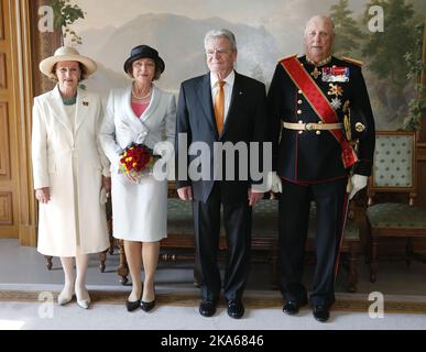Oslo 20140611 Bundespräsident Joachim Gauck und seine Frau Daniela Schadt kamen am Mittwoch, den 11. Juni 2014, zu einem dreitägigen Staatsbesuch nach Norwegen. Kurz nach ihrer Ankunft posierten sie mit ihren Gastgebern im Königspalast. Das Bild zeigt von links nach rechts die norwegische Königin Sonja, Frau Daniela Schadt, den Präsidenten Joachim Gauck und den norwegischen König Harald. Foto: Lise Aserud Stockfoto