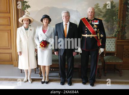 Oslo 20140611 Bundespräsident Joachim Gauck und seine Frau Daniela Schadt kamen am Mittwoch, den 11. Juni 2014, zu einem dreitägigen Staatsbesuch nach Norwegen. Kurz nach ihrer Ankunft posierten sie mit ihren Gastgebern im Königspalast. Das Bild zeigt von links nach rechts die norwegische Königin Sonja, Frau Daniela Schadt, den Präsidenten Joachim Gauck und den norwegischen König Harald. Foto: Lise Aserud Stockfoto