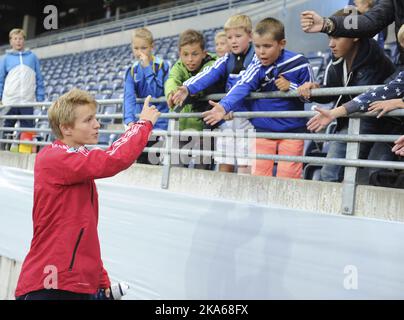 Der 15-jährige Martin Oedegaard, Norwegens jüngster Spieler der Nationalmannschaft, trifft nach dem Spiel gegen die Vereinigten Arabischen Emirate auf Fans. Foto: Terje Pedersen / NTB scanpix Stockfoto