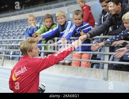 Der 15-jährige Martin Oedegaard, Norwegens jüngster Spieler der Nationalmannschaft, trifft nach dem Spiel gegen die Vereinigten Arabischen Emirate auf Fans. Foto: Terje Pedersen / NTB scanpix Stockfoto