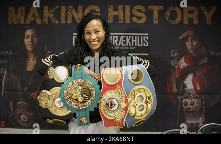 KOPENHAGEN, DÄNEMARK 20140914. Cecilia Braekhus (32) war überlegen gegen IBF-Champion Ivana Habazin und gewann als erste Boxerin am Samstagabend ihren vierten Weltmeisterschaftsgürtel. Die 'First Lady' aus Bergen hat einmal mehr bewiesen, dass sie die beste Boxerin ist. Foto: Heiko Junge/ Stockfoto