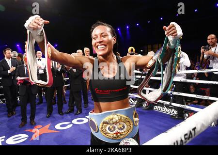 KOPENHAGEN, DÄNEMARK 20140914. Cecilia Braekhus (32) war überlegen gegen IBF-Champion Ivana Habazin und gewann als erste Boxerin am Samstagabend ihren vierten Weltmeisterschaftsgürtel. Die 'First Lady' aus Bergen hat einmal mehr bewiesen, dass sie die beste Boxerin ist. Foto: Heiko Junge/ Stockfoto