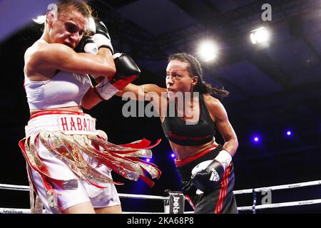 KOPENHAGEN, DÄNEMARK 20140914. Cecilia Braekhus (32) war überlegen gegen IBF-Champion Ivana Habazin und gewann als erste Boxerin am Samstagabend ihren vierten Weltmeisterschaftsgürtel. Die 'First Lady' aus Bergen hat einmal mehr bewiesen, dass sie die beste Boxerin ist. Foto: Heiko Junge/ Stockfoto