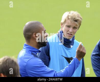 Drammen 20140930. Der norwegische Cheftrainer Mattis Hogmo hat im Oktober den 15-jährigen Spieler Martin Oedegaard im Kader der EM-Qualifikation gegen Malta und Bulgarien gewonnen. Am Dienstag trainte er bei Stromsgodset in Marienlyst in Drammen. Foto: Terje Pedersen/ Stockfoto