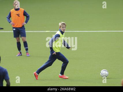 Drammen 20140930. Der norwegische Cheftrainer Mattis Hogmo hat im Oktober den 15-jährigen Spieler Martin Oedegaard im Kader der EM-Qualifikation gegen Malta und Bulgarien gewonnen. Am Dienstag trainte er bei Stromsgodset in Marienlyst in Drammen. Foto: Terje Pedersen/ Stockfoto