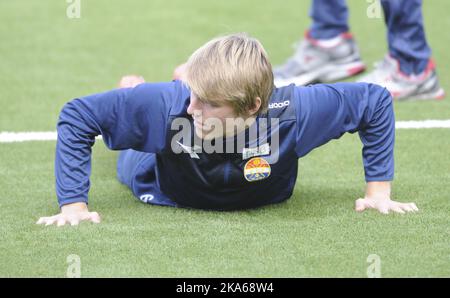 Drammen 20140930. Der norwegische Cheftrainer Mattis Hogmo hat im Oktober den 15-jährigen Spieler Martin Oedegaard im Kader der EM-Qualifikation gegen Malta und Bulgarien gewonnen. Am Dienstag trainte er bei Stromsgodset in Marienlyst in Drammen. Foto: Terje Pedersen/ Stockfoto