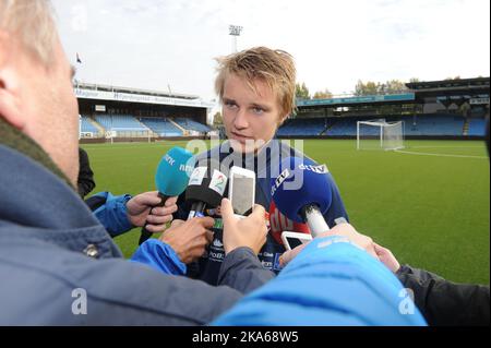 Drammen 20140930. Der norwegische Cheftrainer Mattis Hogmo hat im Oktober den 15-jährigen Spieler Martin Oedegaard im Kader der EM-Qualifikation gegen Malta und Bulgarien gewonnen. Am Dienstag trainte er bei Stromsgodset in Marienlyst in Drammen. Foto: Terje Pedersen/ Stockfoto