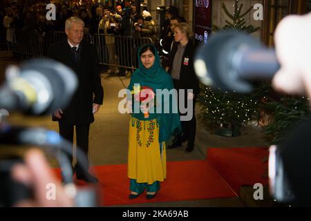 Oslo, 20141207: Die jüngste Friedensnobelpreisträgerin von historyÂ´s, Malala Yousafzai. Sie erhält den Preis am Mittwoch, den 10.. Dezember. Im Bild: Friedenspreisträgerin Malala Yousafzai trifft am Montagabend zusammen mit dem Vorsitzenden des Nobelkomitees, Thorbjorn Jagland, das Grand Hotel in Oslo ein. Foto: Audun Braastad/ NTB scanpix Stockfoto