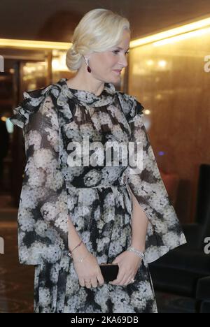 Oslo 20141210. Friedensnobelpreis 2014. Nobel-Bankett im Grand Hotel am Mittwochabend. Kronprinzessin Mette-Marit kommt zum Bankett. Die Kronprinzessin trägt ein Blumenkleid. Foto: Lise Aserud/ Stockfoto