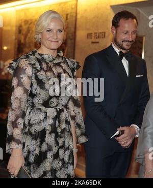 Oslo 20141210. Friedensnobelpreis 2014. Kronprinzessin Mette-Marit und Kronprinz Haakon beim Nobelpreis-Bankett im Grand Hotel in Oslo. Foto: Lise Aaserud/ Stockfoto