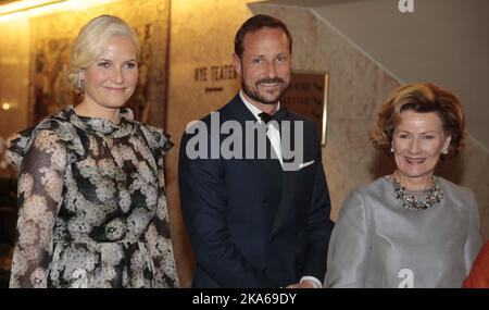 Oslo 20141210. Friedensnobelpreis 2014. Kronprinzessin Mette-Marit, Kronprinz Haakon und Königin Sonja beim Nobelpreis-Bankett im Grand Hotel in Oslo. Foto: Lise Aaserud/ Stockfoto