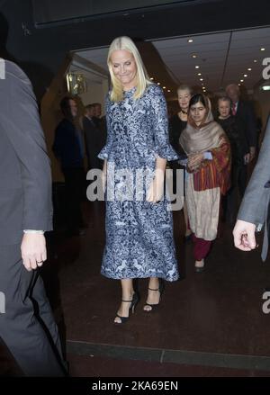 Oslo 20141211. Friedensnobelpreis-Konzert. Kronprinzessin Mette Marit kommt zum Konzert. Hinter ihr steht die Friedenspreisträgerin Malala Yousafzai. Foto: Terje Bendiksby / NTB scanpix Stockfoto