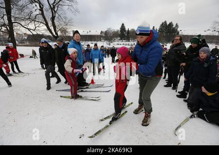 slo, Norwegen 20150113. Das Paar des königlichen Kronprinzen besucht am Dienstag den Toyenpark in Oslo zur Eröffnung des Outdoor Recreation Year 2015 (Friluftlivets aar). 1600 Kinder und Jugendliche nahmen an der Eröffnung Teil. Hier hilft Kronprinzessin Mette-Marit einem Kind beim Skifahren. Foto: Lise Aaserud / NTB scanpix Stockfoto