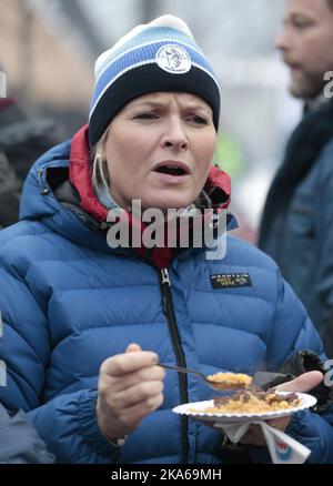 Oslo, Norwegen 20150113. Das Paar des königlichen Kronprinzen besucht am Dienstag den Toyenpark in Oslo zur Eröffnung des Outdoor Recreation Year 2015 (Friluftlivets aar). 1600 Kinder und Jugendliche nahmen an der Eröffnung Teil. Kronprinzessin Mette-Marit mit einem Teller türkischem Essen. Foto: Lise Aserud / NTB scanpix Stockfoto