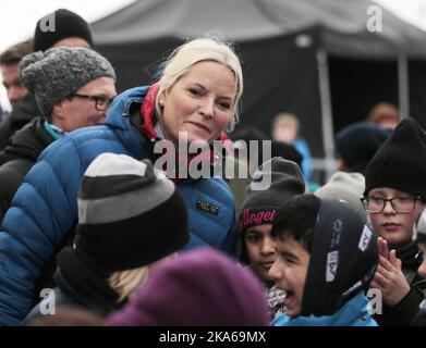 Oslo, Norwegen 20150113. Das Paar des königlichen Kronprinzen besucht am Dienstag den Toyenpark in Oslo zur Eröffnung des Outdoor Recreation Year 2015 (Friluftlivets aar). 1600 Kinder und Jugendliche nahmen an der Eröffnung Teil. Kronprinzessin Mette-Marit mit Kindern. Foto: Lise Aaserud / NTB scanpix Stockfoto