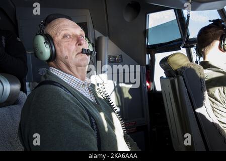 Troll, Antarktis 20150210. HM King Harald sitzt im Cockpit während der Annäherung an die norwegische Forschungsstation Troll in der Antarktis. Als erster norwegischer König besucht er das Queen Maud Land in der Antarktis. Der König wird am 10-jährigen Jubiläum von Troll teilnehmen. Foto: Tore Meek / NTB scanpix Stockfoto