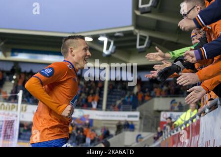 Fredrik Ulvestad von Aalesund feiert 3-0 mit Fans im Ligaspiel zwischen Aalesund und Stabaek im Colour Line Stadium. Stockfoto