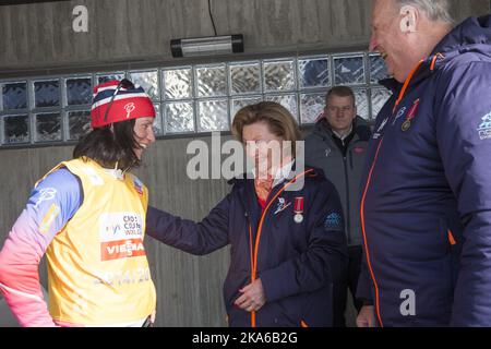 Oslo, Norwegen 20150315. Die Siegerin des 30-km-Massenstarts am Sonntag beim Weltcup in Holmenkollen, Marit Bjoergen, begrüßt HM Queen Sonja und HM King Harald. Foto: Terje Bendiksby / NTB scanpix Stockfoto