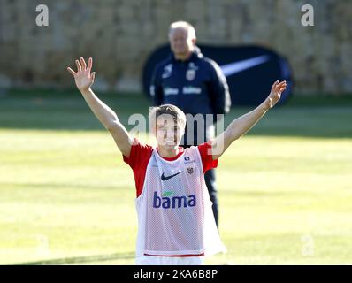 Marbella, Spanien 20150324. Die norwegische Fußballnationalmannschaft vor dem Spiel gegen Kroatien in Marbella. Martin Oedegaard. Der Teamchef per-Mathias Hoegmo im Hintergrund. Foto: Terje Pedersen / NTB scanpix Stockfoto