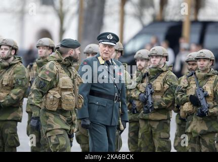 Droebak 20150409,75 Jahre seit der Invasion Norwegens während des zweiten Weltkrieges. Kennzeichnung von April 9 in Droebak. König Harald inspiziert Truppen. Foto: Terje Pedersen / NTB scanpix Stockfoto