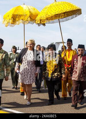 SUMATRA, INDONESIEN 20150416. Die norwegische Premierministerin Erna Solberg und die indonesische Umwelt- und Forstministerin Siti Nurbaya (Mitte) wurden begrüßt, als sie nach Jambi auf Sumatra kamen, um mit Vertretern der Palmölindustrie sowie der Holz- und Papierindustrie zu treffen. Solberg ist offiziell in Indonesien zu Besuch, wo die norwegisch-indonesische Zusammenarbeit zum Schutz der Regenwälder ein zentrales Thema ist. Foto: Heiko Junge / NTB scanpix Stockfoto