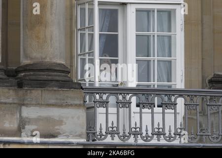 Kopenhagen, Dänemark 20150416. Schloss Amalienborg in Kopenhagen feiert am Donnerstag den 75.. Geburtstag von Königin Margrethe. Kronprinz Haakon und Kronprinzessin Mette-Marit blicken aus einem Fenster. Foto: Lise Aaserud / NTB scanpix Stockfoto