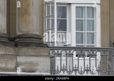 Kopenhagen, Dänemark 20150416. Schloss Amalienborg in Kopenhagen feiert am Donnerstag den 75.. Geburtstag von Königin Margrethe. Kronprinz Haakon und Kronprinzessin Mette-Marit blicken aus einem Fenster. Foto: Lise Aaserud / NTB scanpix Stockfoto