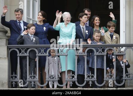 KOPENHAGEN, DÄNEMARK 20150416. Prinzessin Josephine, Prinz Vincent, Prinzessin Isabella, Prinz Christian, Kronprinzessin Mary, Kronprinz Frederik auf dem Balkon, Prinzessin Athene, Prinz Henrik, Prinz Felix, Prinz Nikolai, Prinzessin Marie und Prinz Joachim auf dem Balkon zusammen mit Königin Margrethe. Schloss Amalienborg in Kopenhagen feiert am Donnerstag den 75.. Geburtstag von Königin Margrethe. Königliche Gäste und Publikum anwesend. Foto: Lise Aaserud / NTB scanpix Stockfoto