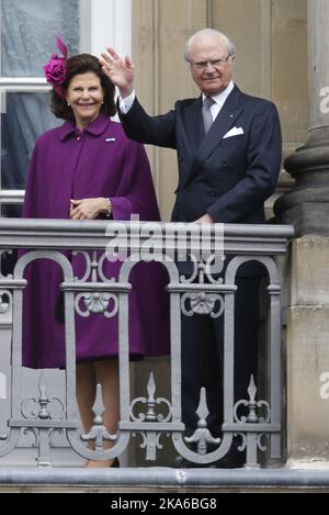 KOPENHAGEN, DÄNEMARK 20150416. Schloss Amalienborg in Kopenhagen feiert am Donnerstag den 75.. Geburtstag von Königin Margrethe. Königliche Gäste und Publikum anwesend. Königin Silvia und König Carl Gustaf von Schweden auf dem Balkon. Foto: Lise Aaserud / NTB scanpix Stockfoto