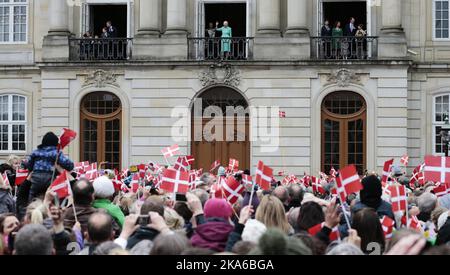 KOPENHAGEN, DÄNEMARK 20150416. Schloss Amalienborg in Kopenhagen feiert am Donnerstag den 75.. Geburtstag von Königin Margrethe. Königliche Gäste und Publikum anwesend. Foto: Lise Aaserud / NTB scanpix Stockfoto