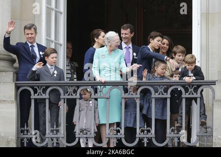 KOPENHAGEN, DÄNEMARK 20150416. Prinzessin Josephine, Prinz Vincent, Prinzessin Isabella, Prinz Christian, Kronprinzessin Mary, Kronprinz Frederik auf dem Balkon, Prinzessin Athene, Prinz Henrik, Prinz Felix, Prinz Nikolai, Prinzessin Marie und Prinz Joachim auf dem Balkon zusammen mit Königin Margrethe. Schloss Amalienborg in Kopenhagen feiert am Donnerstag den 75.. Geburtstag von Königin Margrethe. Königliche Gäste und Publikum anwesend. Foto: Lise Aaserud / NTB scanpix Stockfoto