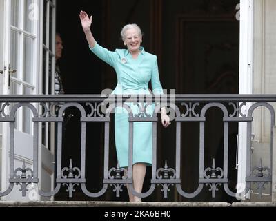 KOPENHAGEN, DÄNEMARK 20150416. Schloss Amalienborg in Kopenhagen feiert am Donnerstag den 75.. Geburtstag von Königin Margrethe, die Königin geht auf den Balkon. Königliche Gäste und Publikum anwesend. Die Königin trägt einen türkisfarbenen Anzug. Foto: Lise Aaserud / NTB scanpix Stockfoto