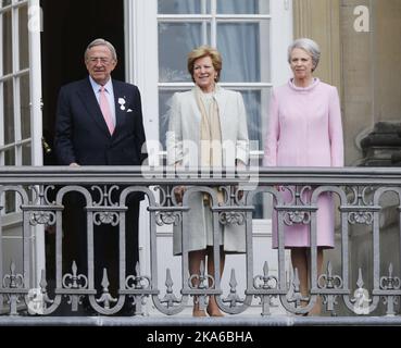 KOPENHAGEN, DÄNEMARK 20150416. Schloss Amalienborg in Kopenhagen feiert am Donnerstag den 75.. Geburtstag von Königin Margrethe. Königliche Gäste und Publikum anwesend. König Konstantin II., Königin Anne-Marie und Prinzessin Benedicte auf dem Balkon. Foto: Lise Aaserud / NTB scanpix Stockfoto