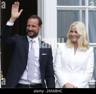 KOPENHAGEN, DÄNEMARK 20150416. Schloss Amalienborg in Kopenhagen feiert am Donnerstag den 75.. Geburtstag von Königin Margrethe. Königliche Gäste und Publikum anwesend. Kronprinz Haakon und Kronprinzessin Mette-Marit auf dem Balkon. Foto: Lise Aserud / NTB scanpix Stockfoto