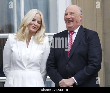 KOPENHAGEN, DÄNEMARK 20150416. Schloss Amalienborg in Kopenhagen feiert am Donnerstag den 75.. Geburtstag von Königin Margrethe. Königliche Gäste und Publikum anwesend. Kronprinzessin Mette-Marit und König Harald von Norwegen auf dem Balkon. Foto: Lise Aaserud / NTB scanpix Stockfoto