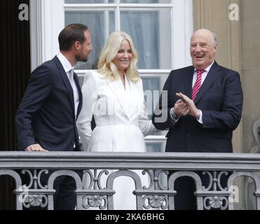 KOPENHAGEN, DÄNEMARK 20150416. Schloss Amalienborg in Kopenhagen feiert am Donnerstag den 75.. Geburtstag von Königin Margrethe. Königliche Gäste und Publikum anwesend. Kronprinz Haakon, Kronprinzessin Mette-Marit und König Harald auf dem Balkon. Foto: Lise Aaserud / NTB scanpix Stockfoto