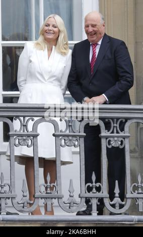 KOPENHAGEN, DÄNEMARK 20150416. Schloss Amalienborg in Kopenhagen feiert am Donnerstag den 75.. Geburtstag von Königin Margrethe. Königliche Gäste und Publikum anwesend. Kronprinzessin Mette-Marit und König Harald von Norwegen auf dem Balkon. Foto: Lise Aaserud / NTB scanpix Stockfoto