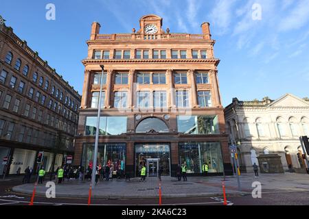 Der Primark Store in den historischen fünfstöckigen Bankgebäuden im Stadtzentrum von Belfast, der nach jahrelangen Restaurierungsarbeiten nach einem Brand, der das Wahrzeichen im August 2018 zerstört hat, wieder eröffnet wird. Bilddatum: Dienstag, 1. November 2022. Stockfoto