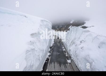 Sirdal, Norwegen 20150530. Nach einem kalten Monat im Mai erinnert es an den Sommer entlang der Kreisstraße 337 in den Bergen zwischen Setesdal und Sirdal. Es gibt viele Meter hohe Schneeflanken und am Samstag wurde leichte Schneeverwehung und zwei Grad über Null gemeldet. Foto: Tor Erik Schroeder / NTB scanpix Stockfoto